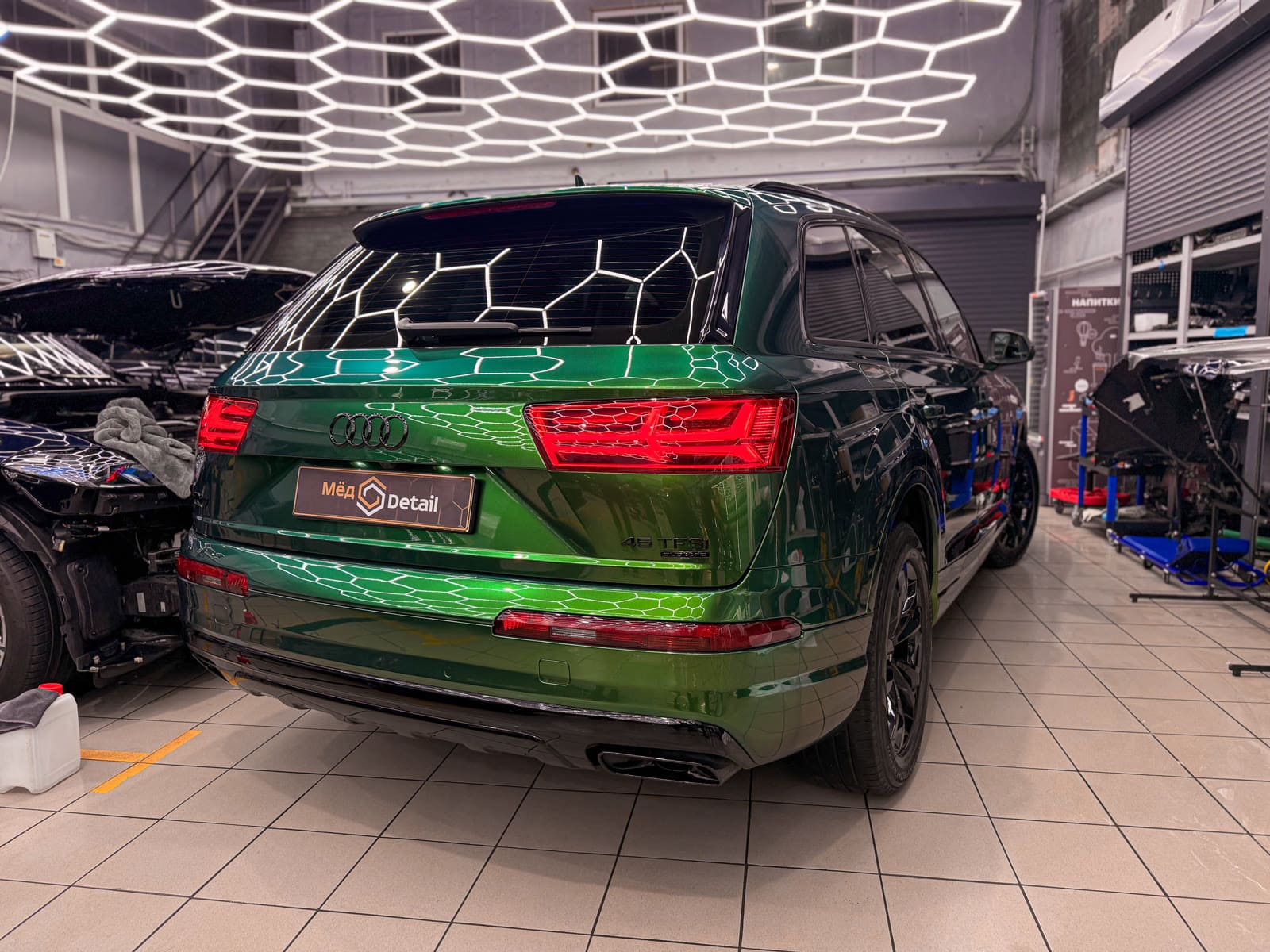 Audi Q7 в зелёной полиуретановой плёнке — после защиты глянцевых элементов, кадр 6