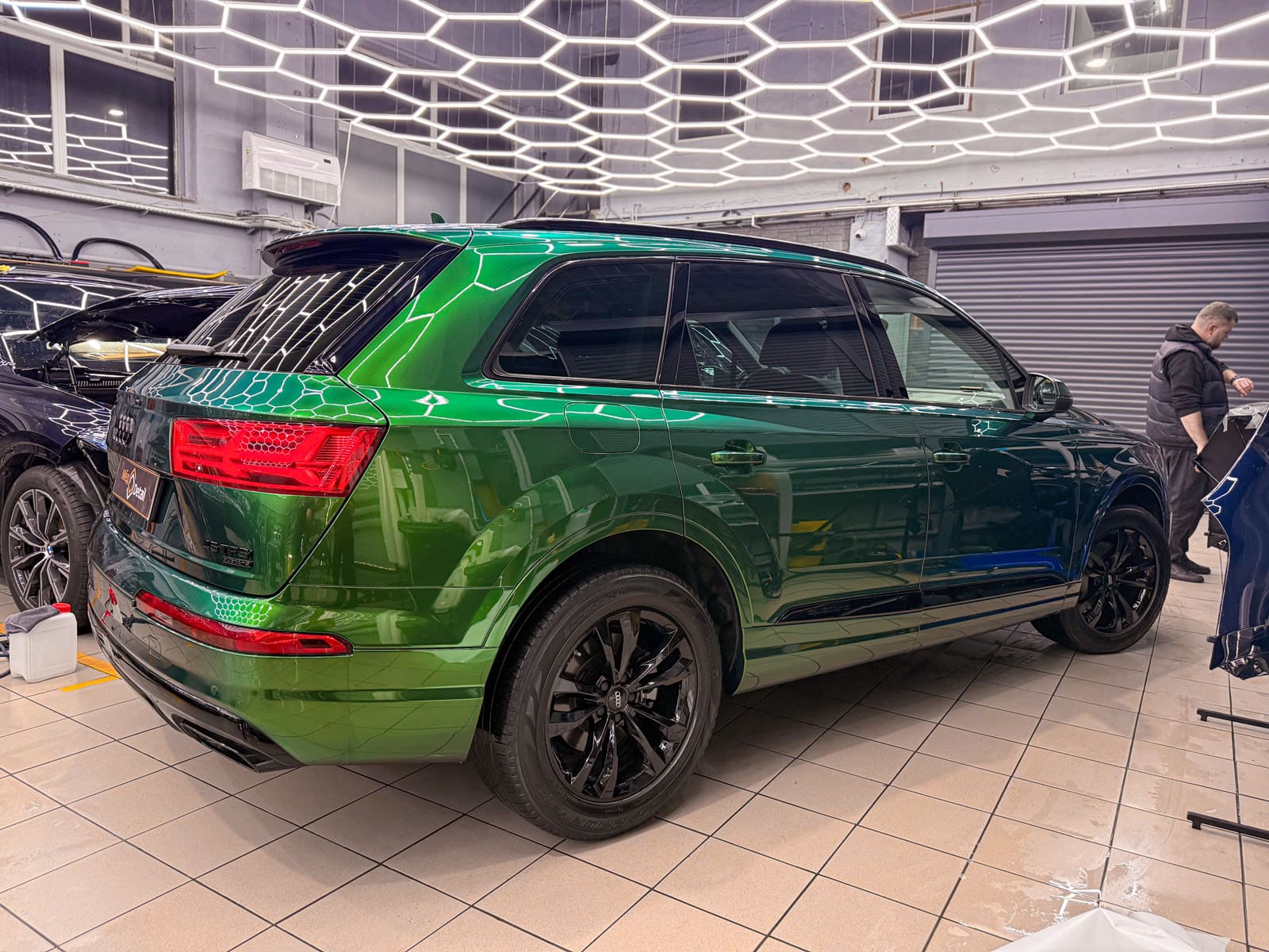 Audi Q7 в зелёной полиуретановой плёнке — после защиты глянцевых элементов, кадр 7