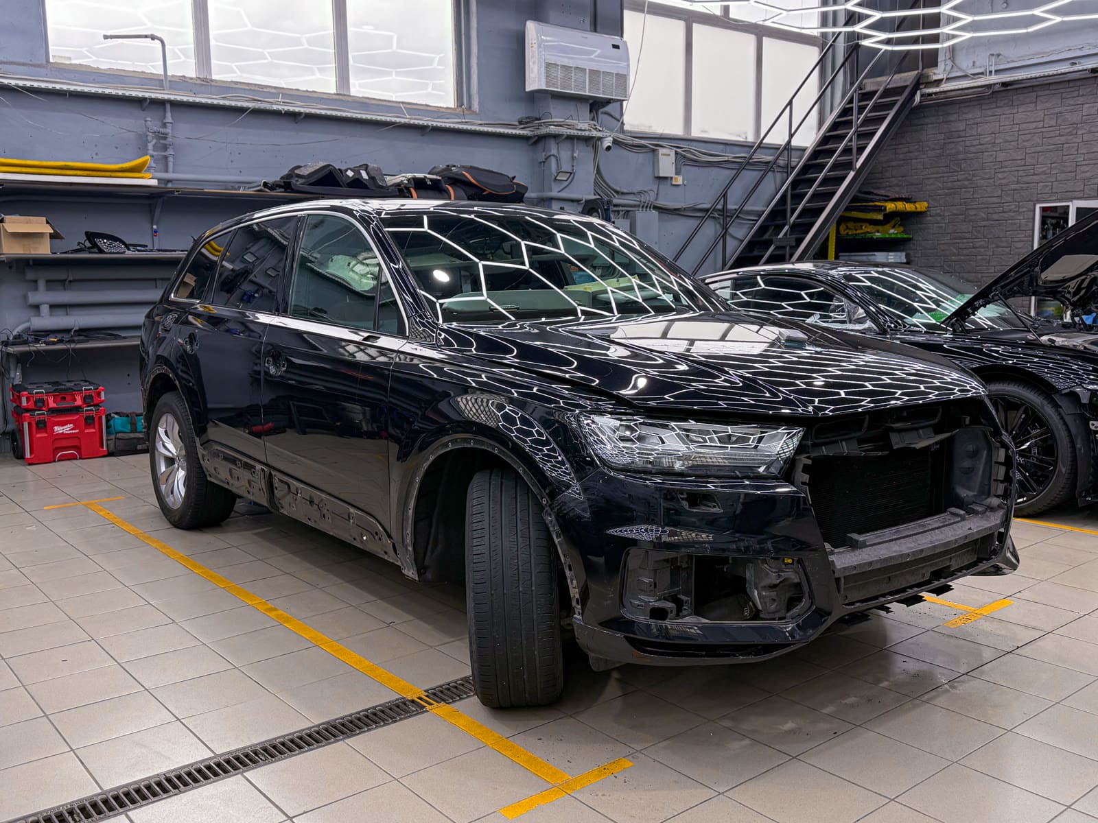 Audi Q7 в зелёной полиуретановой плёнке — после защиты глянцевых элементов, кадр 9