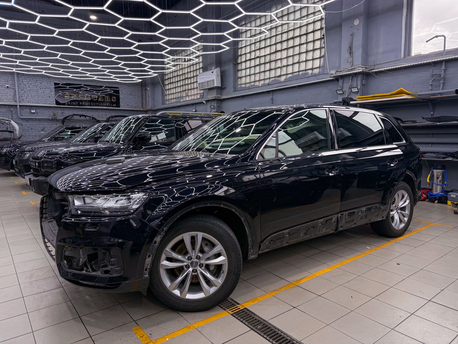 Audi Q7 в зелёной полиуретановой плёнке — после защиты глянцевых элементов, кадр 10