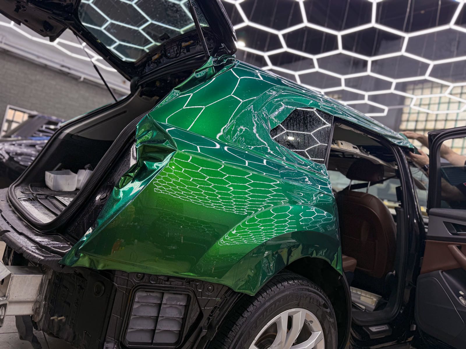 Audi Q7 в зелёной полиуретановой плёнке — после защиты глянцевых элементов, кадр 14