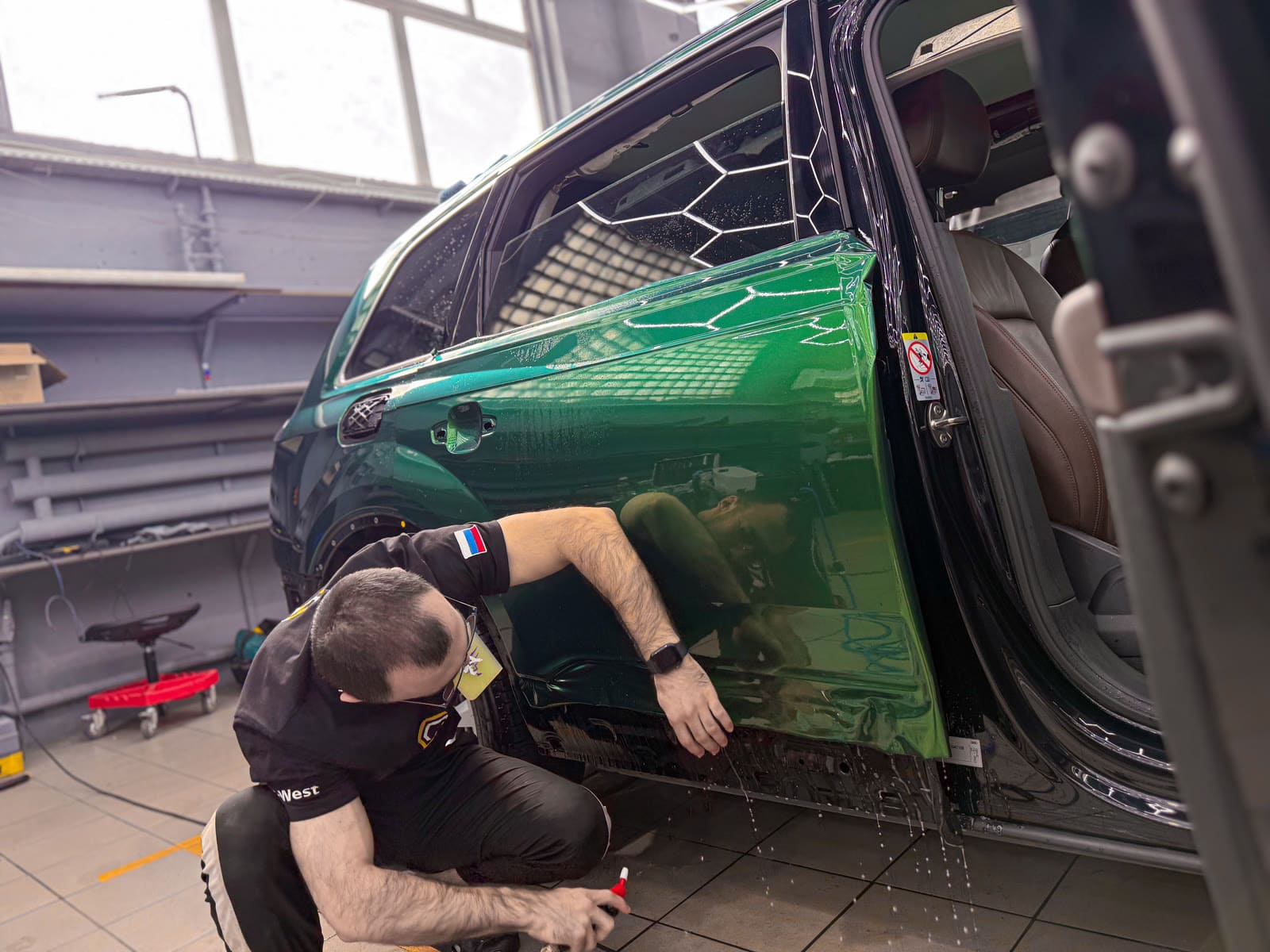 Audi Q7 в зелёной полиуретановой плёнке — после защиты глянцевых элементов, кадр 15