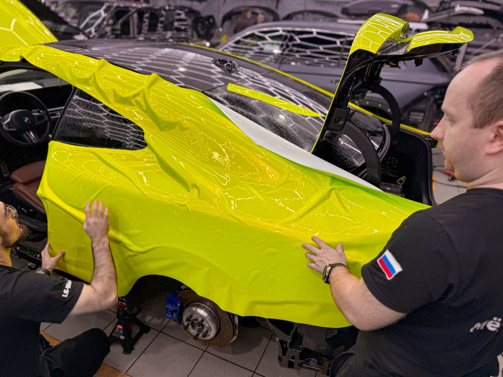 нанесение цветной полиуретановой пленки на боковую часть BMW 440