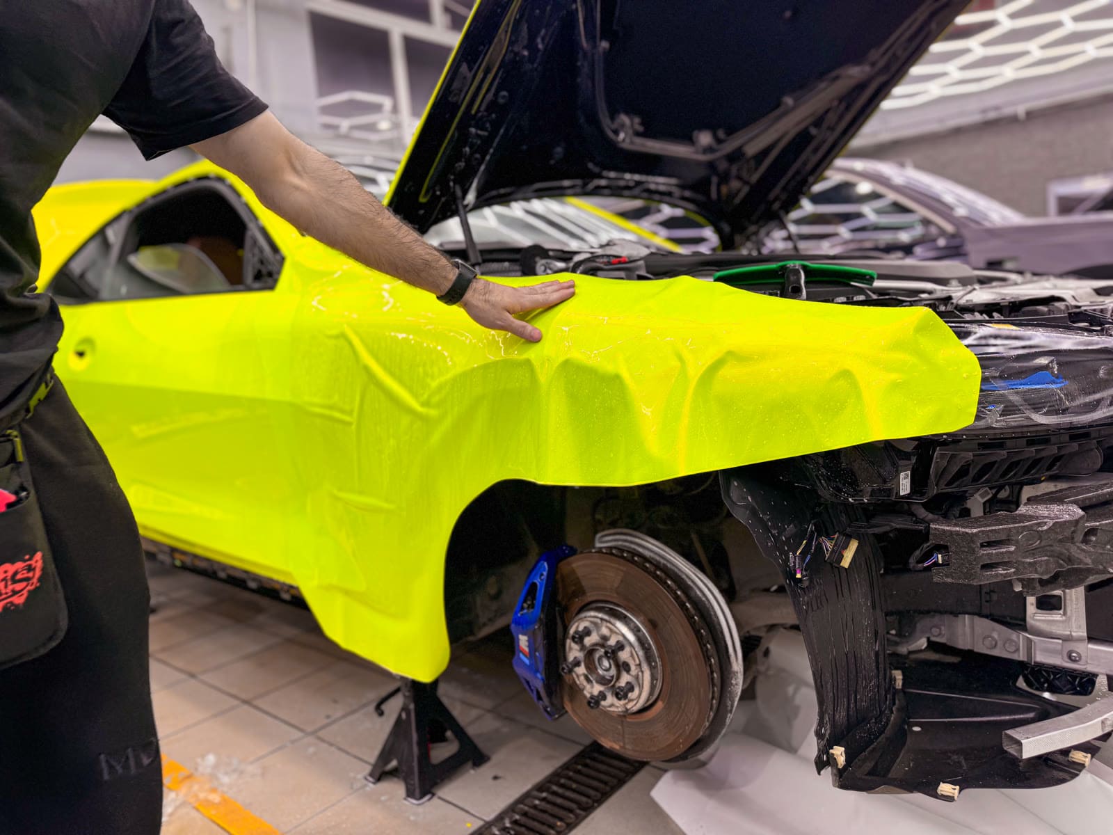 оклейка переднего крыла BMW 440 яркой защитной пленкой