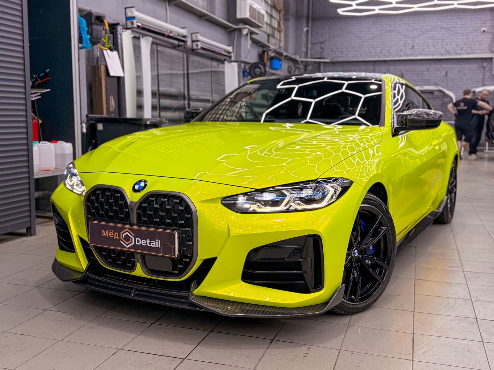 BMW 440 в кислотно-жёлто-зелёной полиуретановой плёнке
