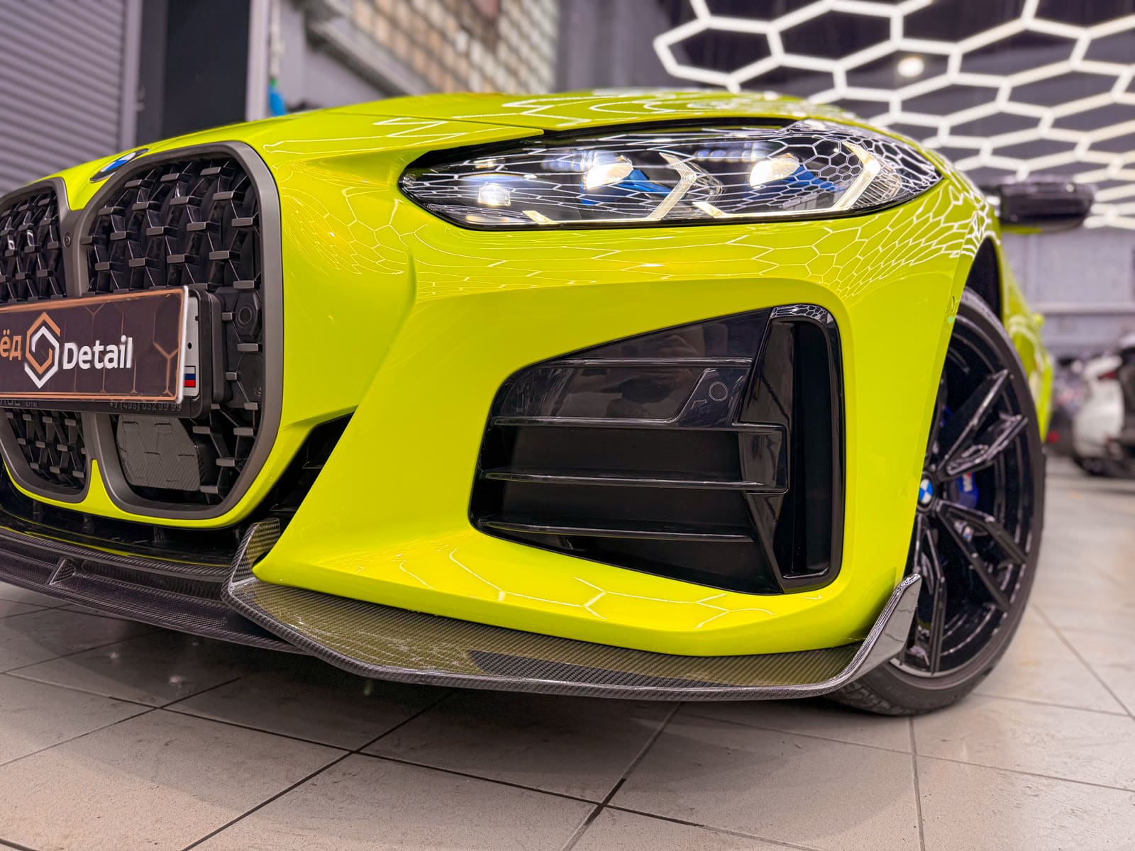 передняя часть BMW 440 после оклейки цветной полиуретановой пленкой