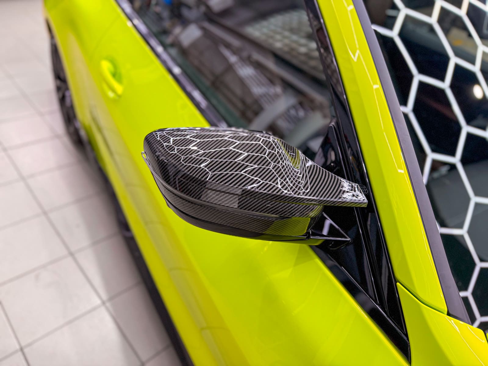 карбоновое зеркало BMW 440 на ярко-желто-зеленом кузове