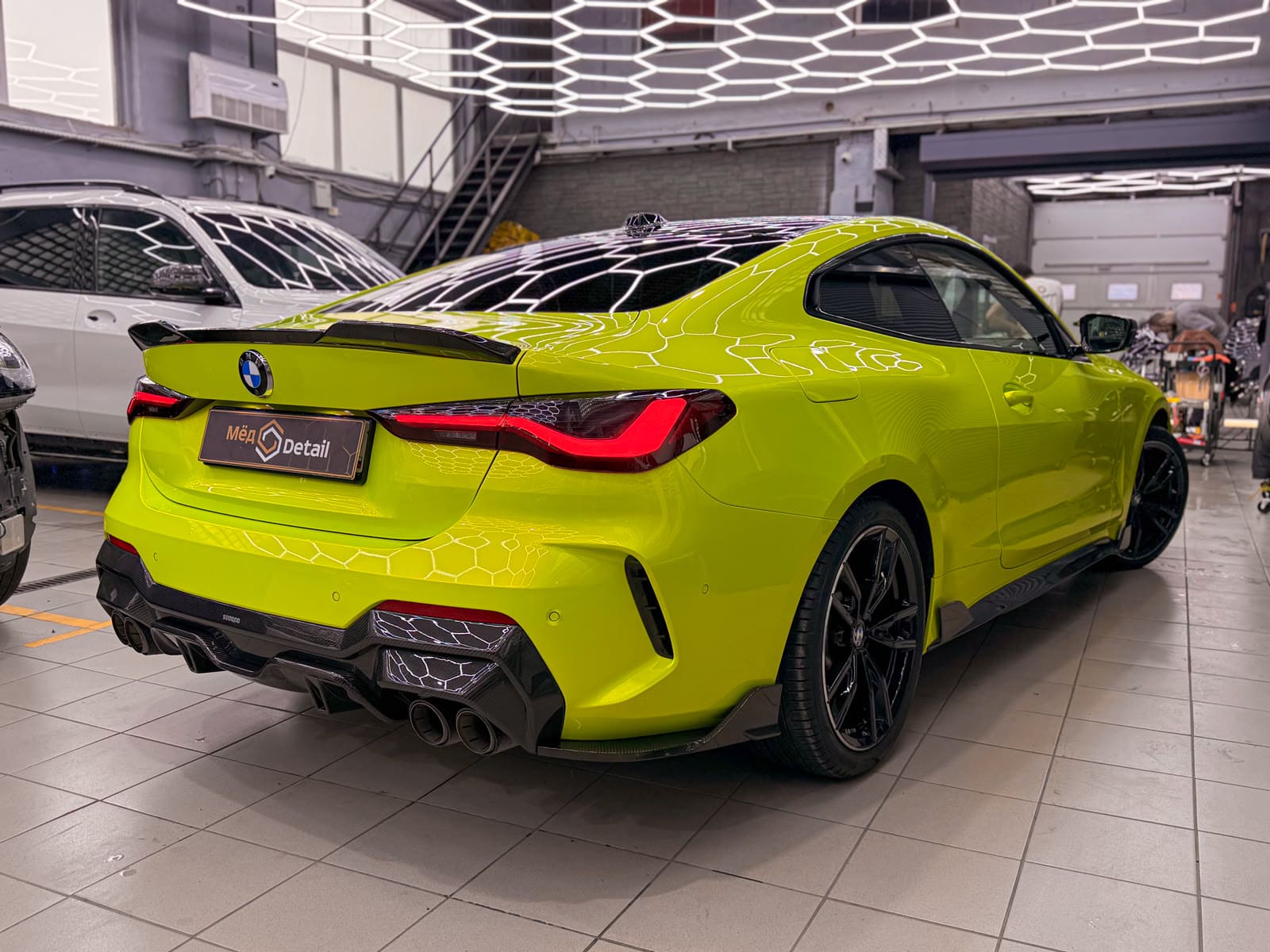 BMW 440 после полной оклейки вид сзади сбоку