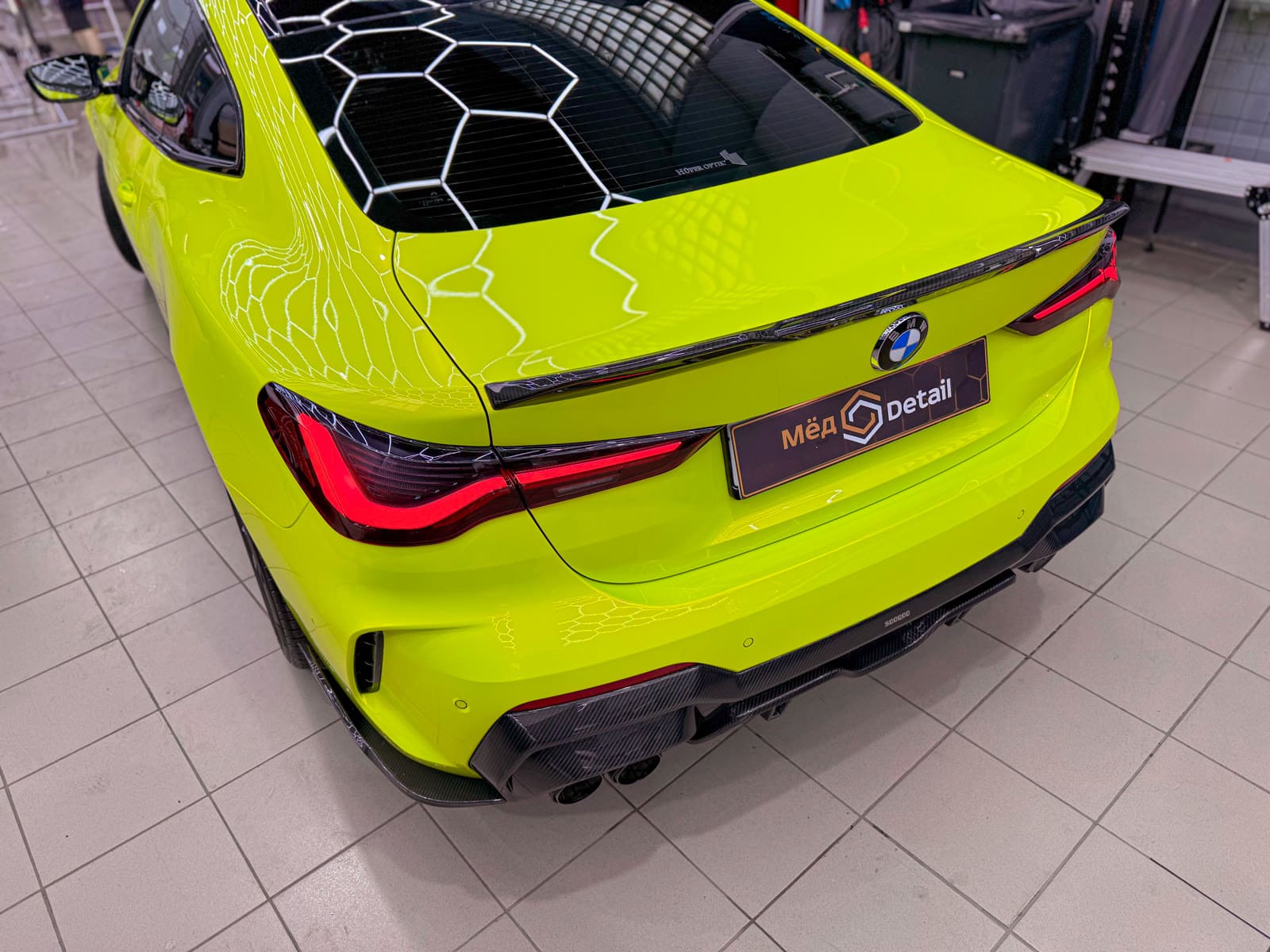 задняя часть BMW 440 с окрашенными элементами и карбоновым обвесом