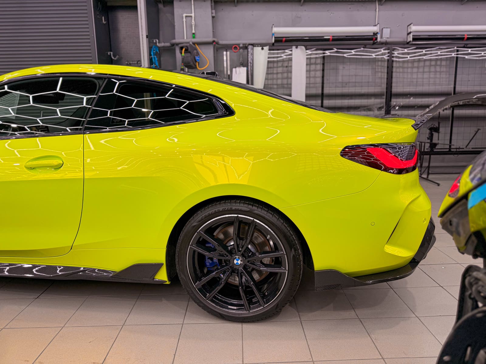 боковой вид BMW 440 после полной оклейки и окраски дисков