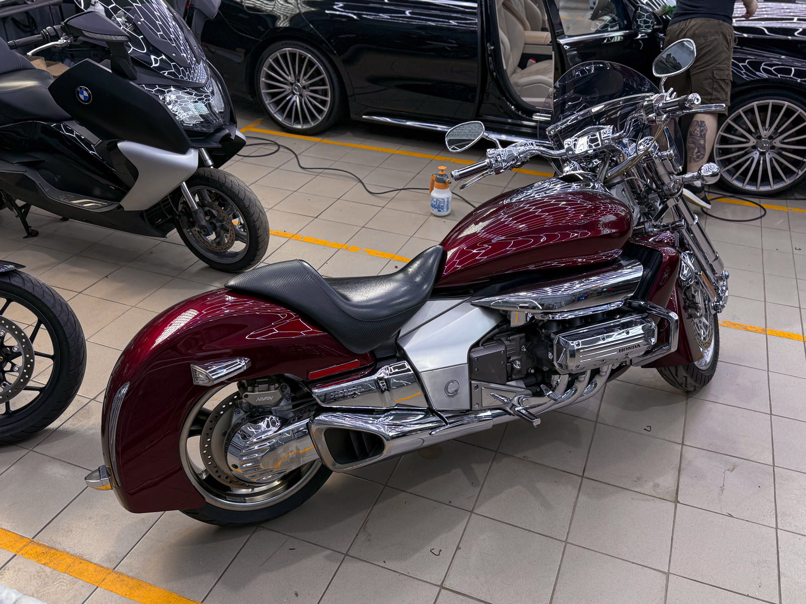 Детейлинг-полировка Honda Valkyrie Rune — в процессе защиты глянцевых элементов, кадр 2
