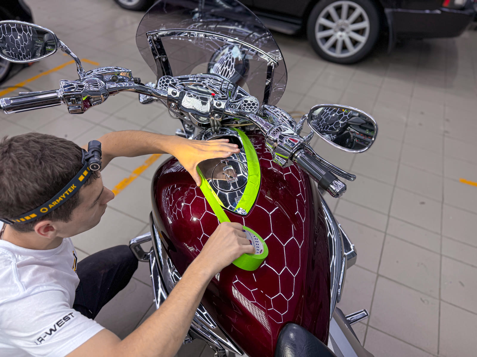 Детейлинг-полировка Honda Valkyrie Rune — в процессе защиты глянцевых элементов, кадр 3
