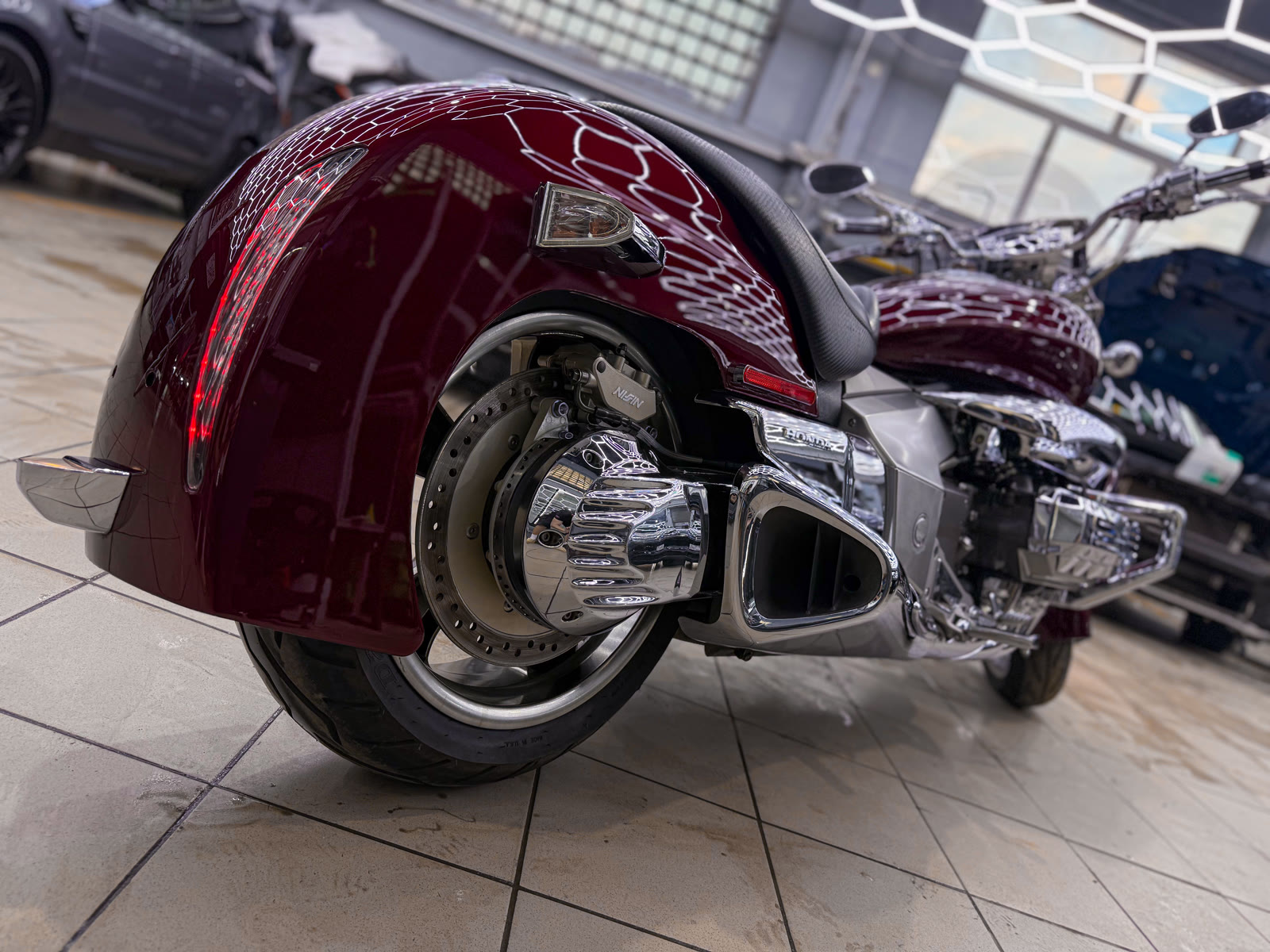 Детейлинг-полировка Honda Valkyrie Rune — после защиты глянцевых элементов, кадр 23