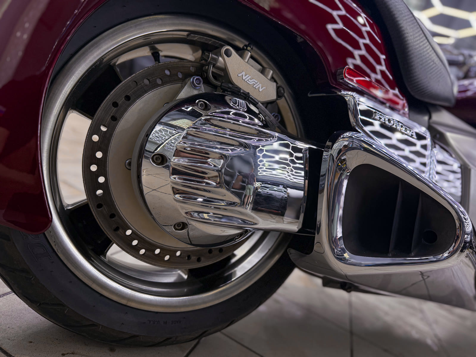Детейлинг-полировка Honda Valkyrie Rune — после защиты глянцевых элементов, кадр 24
