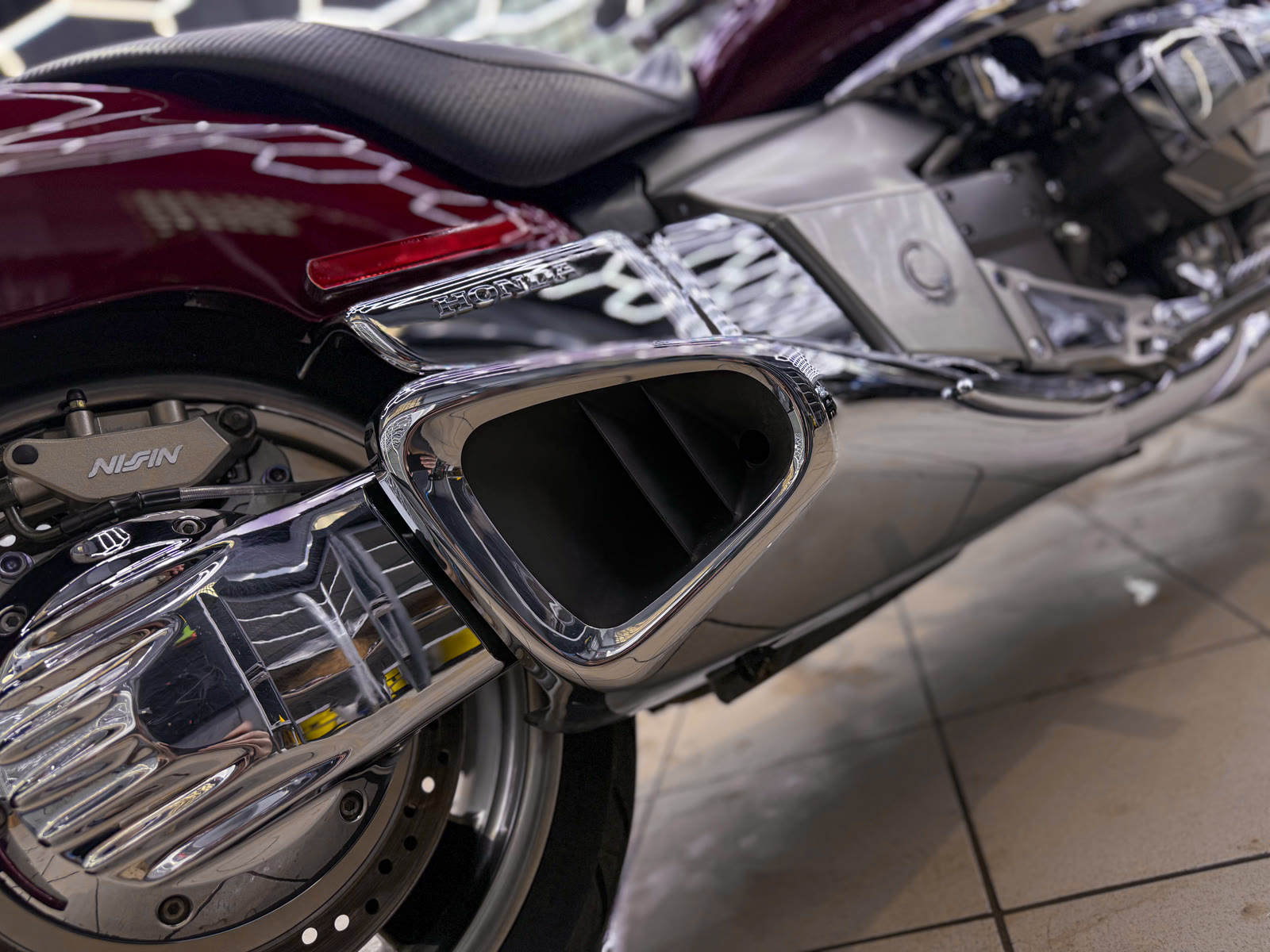 Детейлинг-полировка Honda Valkyrie Rune — после защиты глянцевых элементов, кадр 25