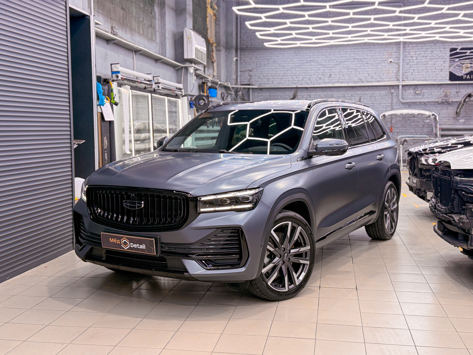Geely Monjaro в матовом исполнении после стилизации