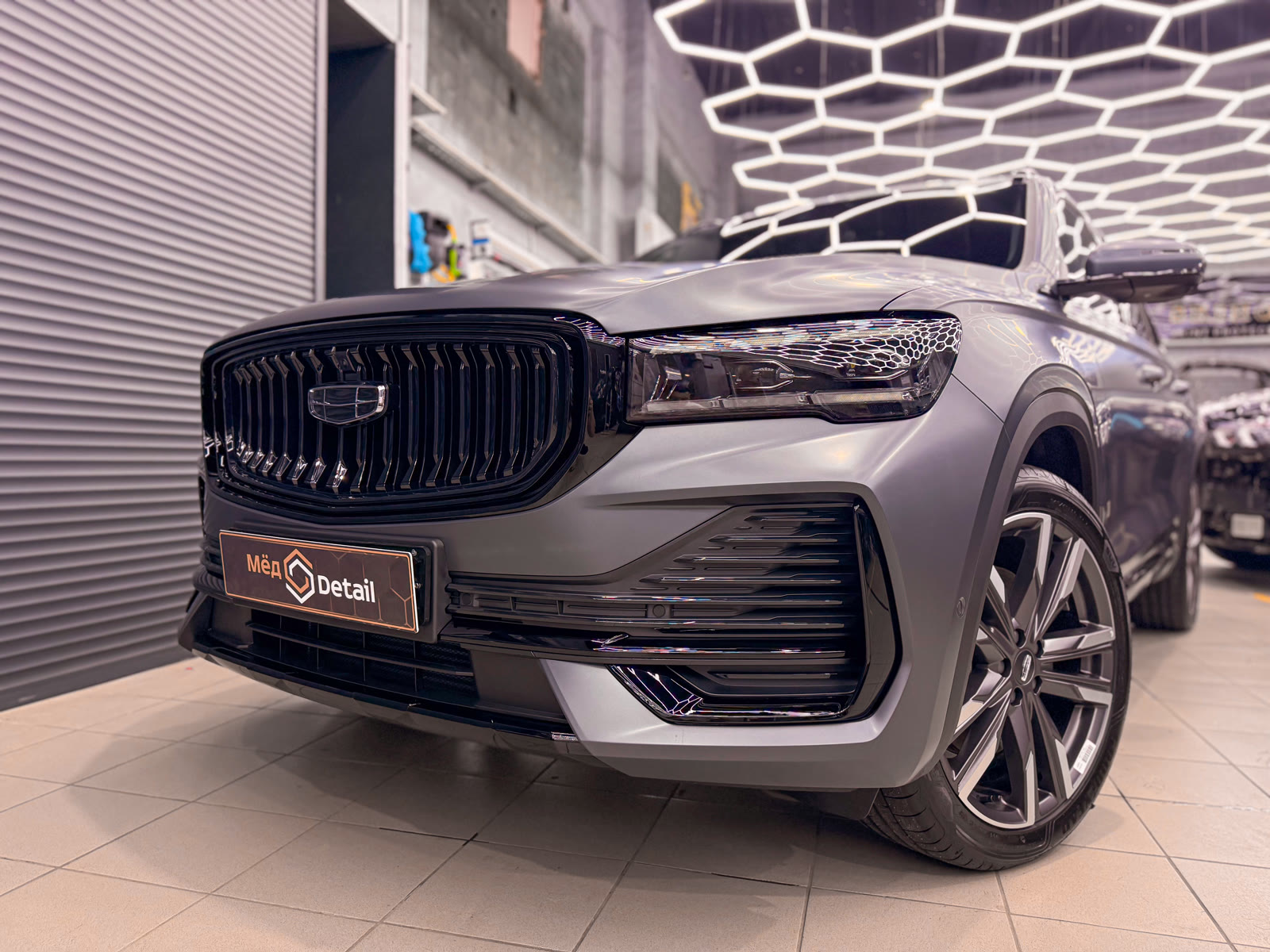 передняя часть Geely Monjaro после выполнения антихрома