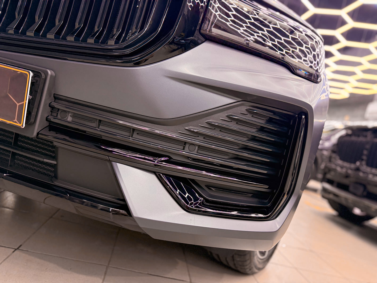 колесо и матовый кузов Geely Monjaro после оклейки