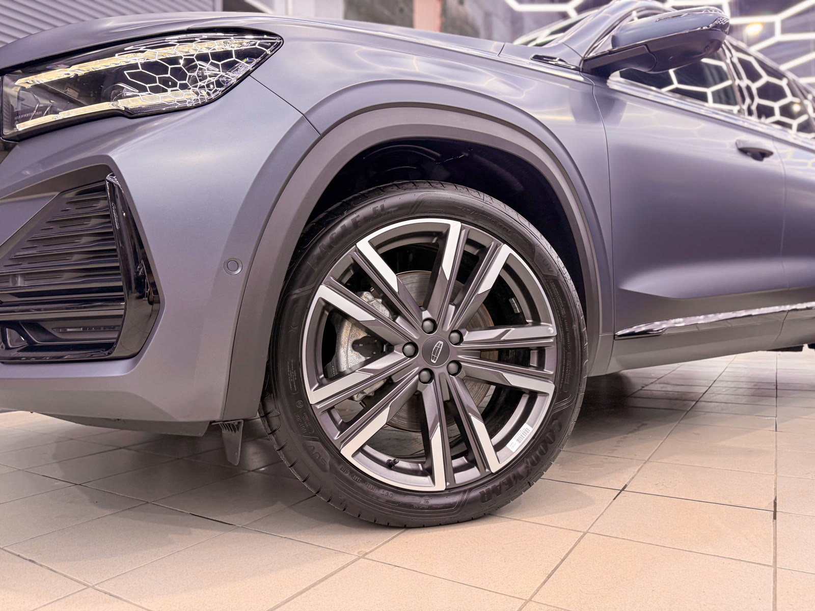 матовая боковая часть Geely Monjaro с чёрным глянцевым акцентом