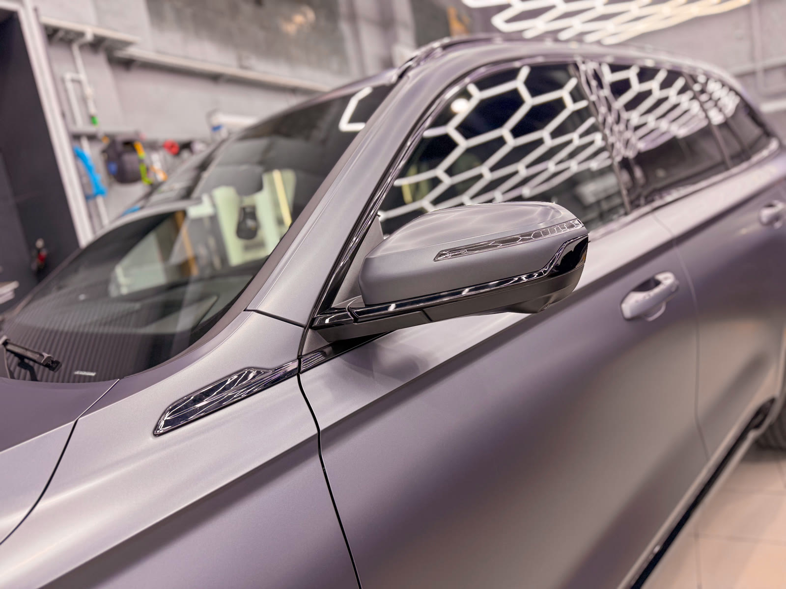 боковое зеркало Geely Monjaro с чёрным глянцевым элементом
