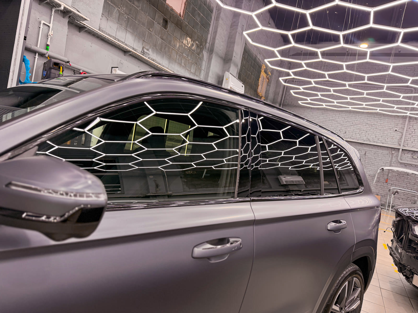 дверная ручка и молдинг Geely Monjaro после антихрома