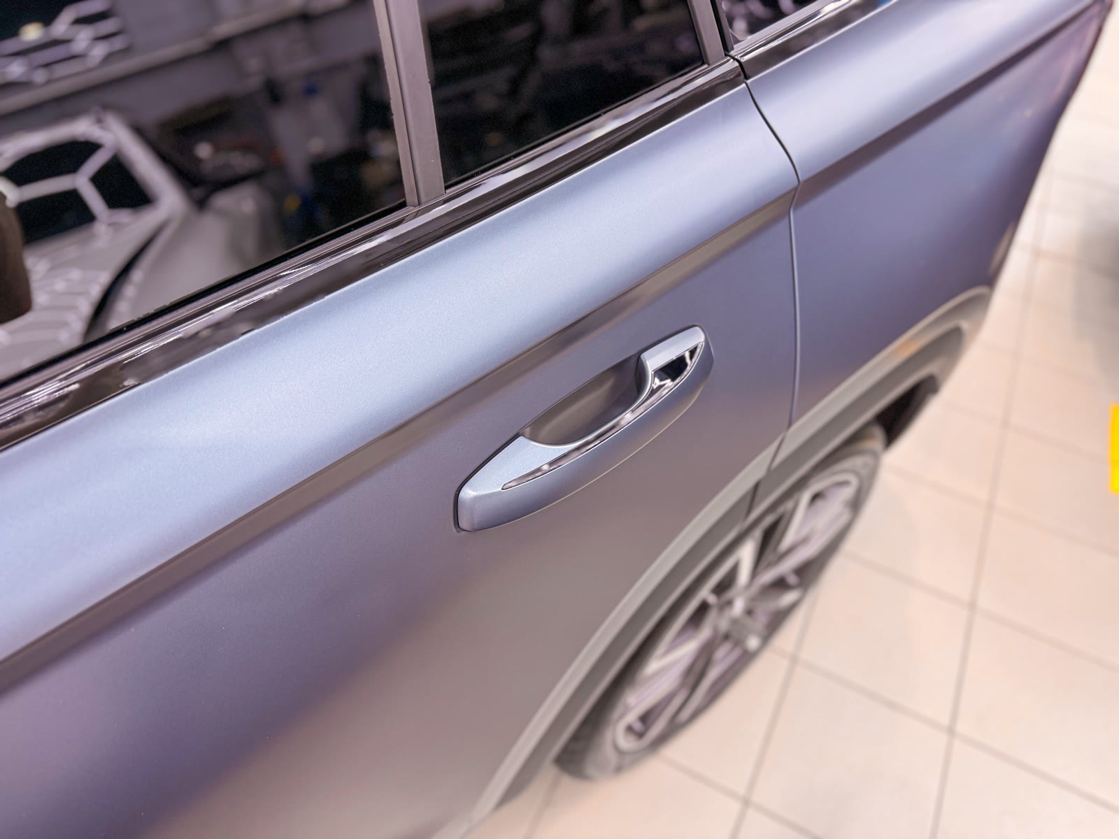 рейлинги и крыша Geely Monjaro в матовом исполнении