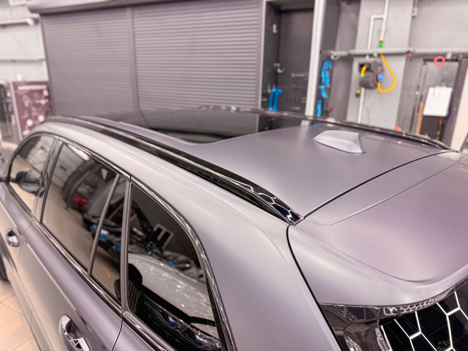 задняя часть Geely Monjaro после матовой оклейки