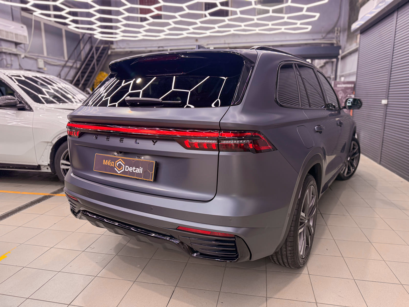 боковое окно и молдинги Geely Monjaro после антихрома