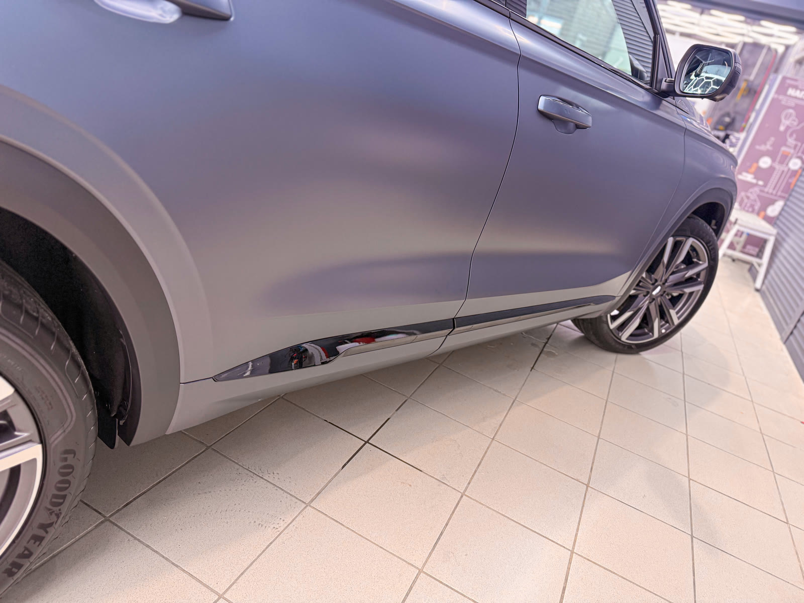 зеркало и передняя часть Geely Monjaro после стилизации
