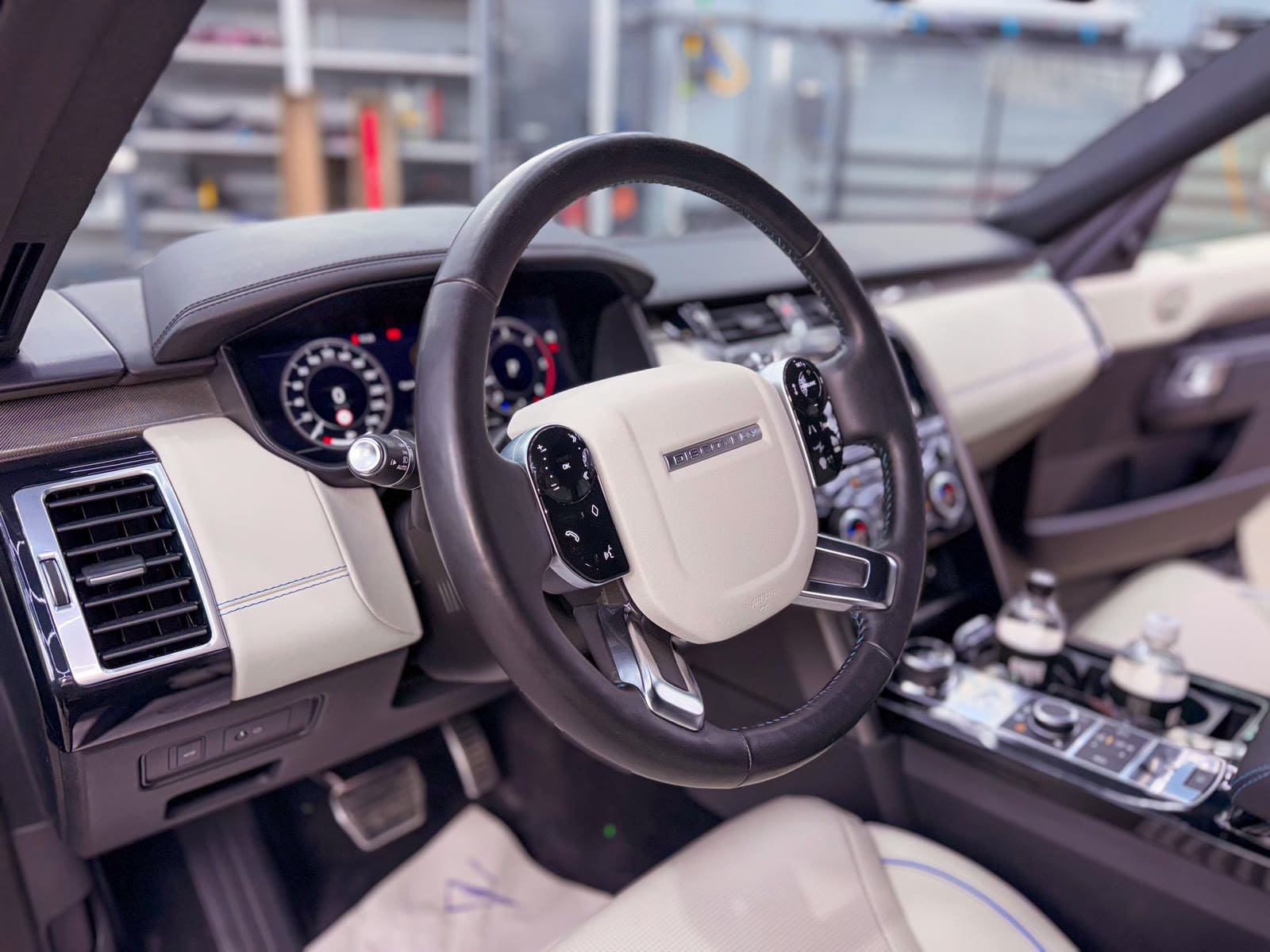 Химчистка и полировка Land Rover Discovery 5 — в процессе защиты глянцевых элементов, кадр 5