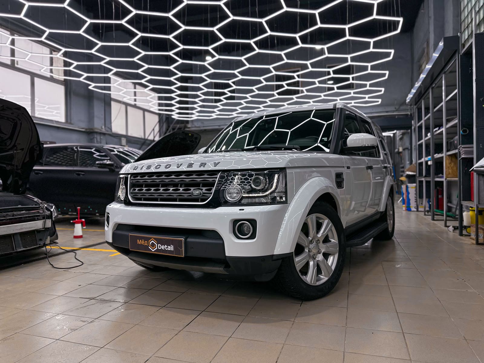 Комплексный детейлинг Land Rover Discovery 4 — в процессе защиты глянцевых элементов, кадр 1