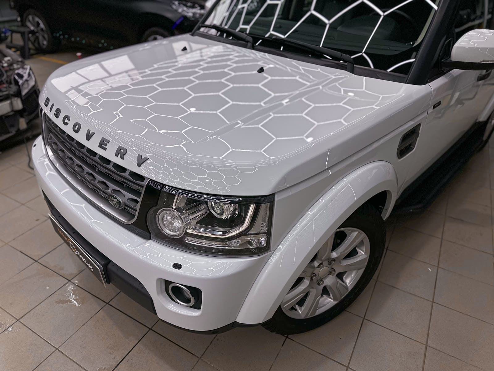 Комплексный детейлинг Land Rover Discovery 4 — в процессе защиты глянцевых элементов, кадр 3
