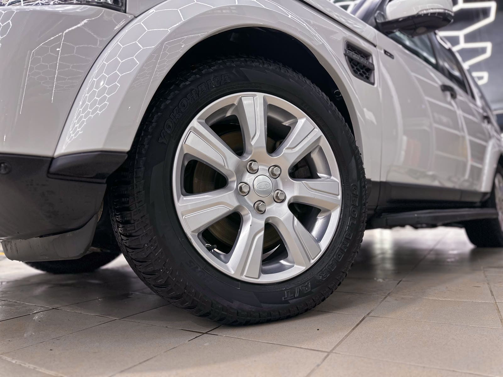 Комплексный детейлинг Land Rover Discovery 4 — в процессе защиты глянцевых элементов, кадр 4