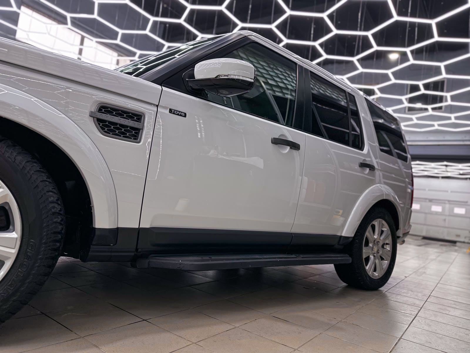 Комплексный детейлинг Land Rover Discovery 4 — в процессе защиты глянцевых элементов, кадр 5