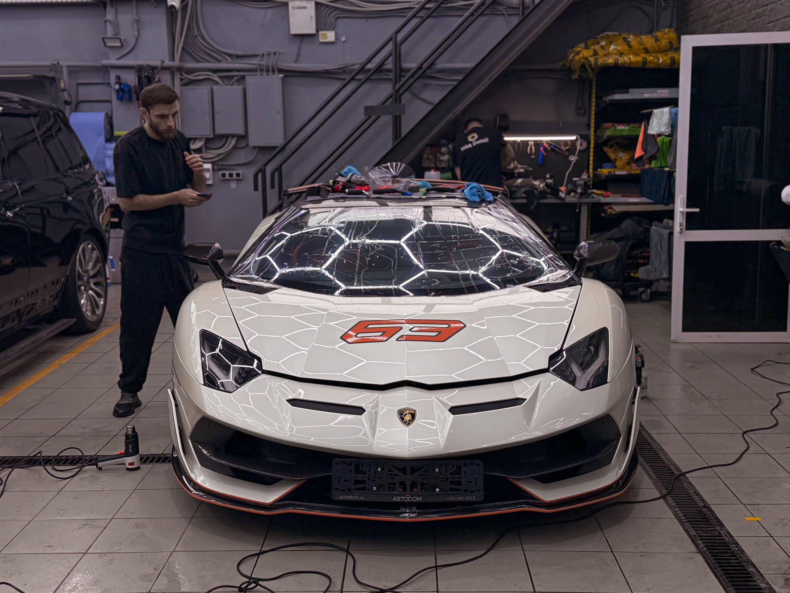 укладка защитной пленки на переднюю панель Lamborghini Aventador SVJ 63
