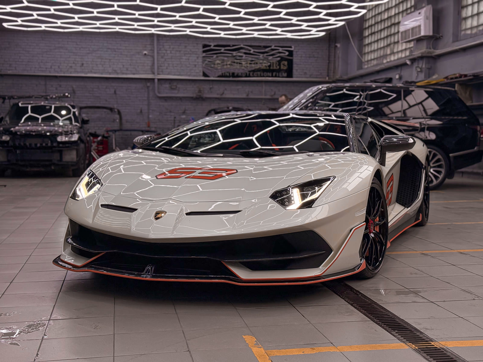 оклейка капота Lamborghini Aventador SVJ 63 защитной пленкой