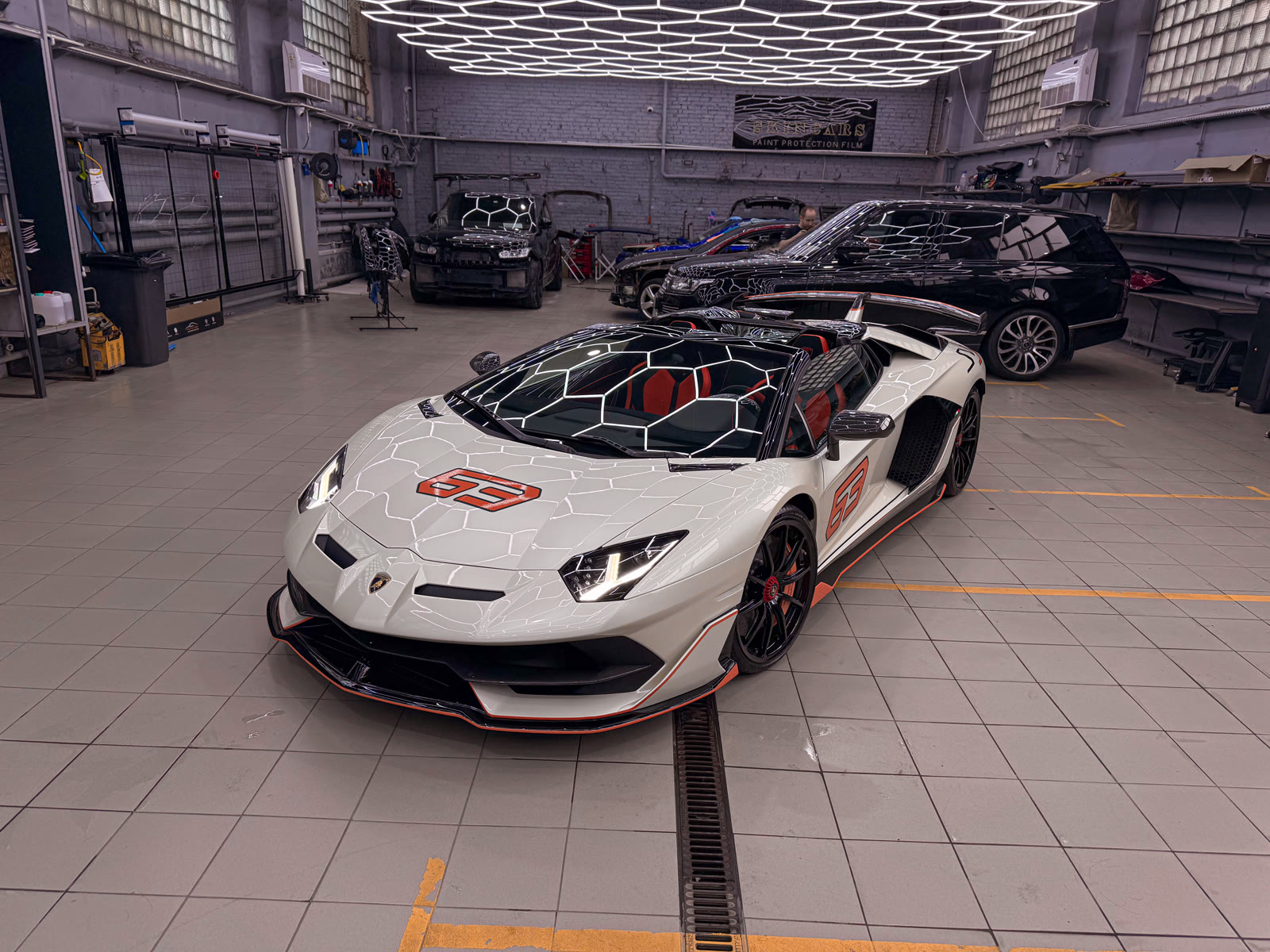 выравнивание защитной пленки на кузовном элементе Lamborghini Aventador SVJ 63