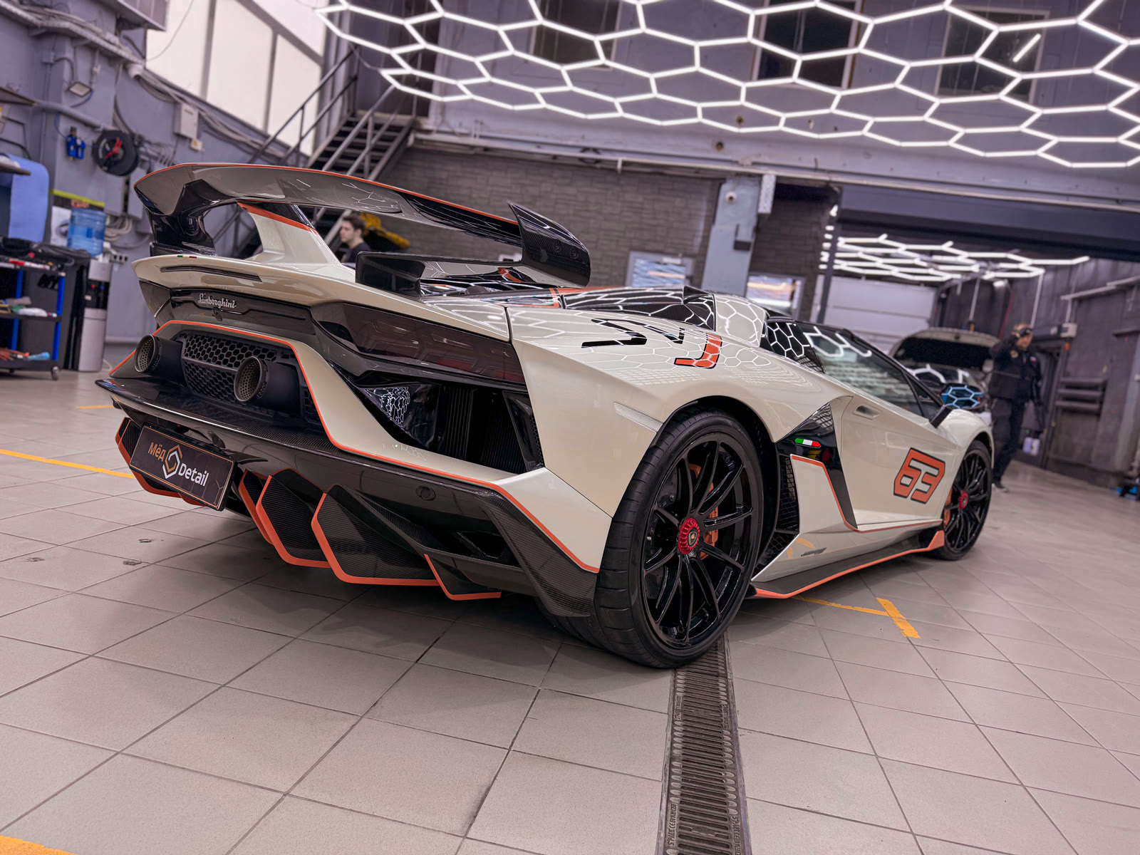 работа с защитной пленкой на передней части Lamborghini Aventador SVJ 63