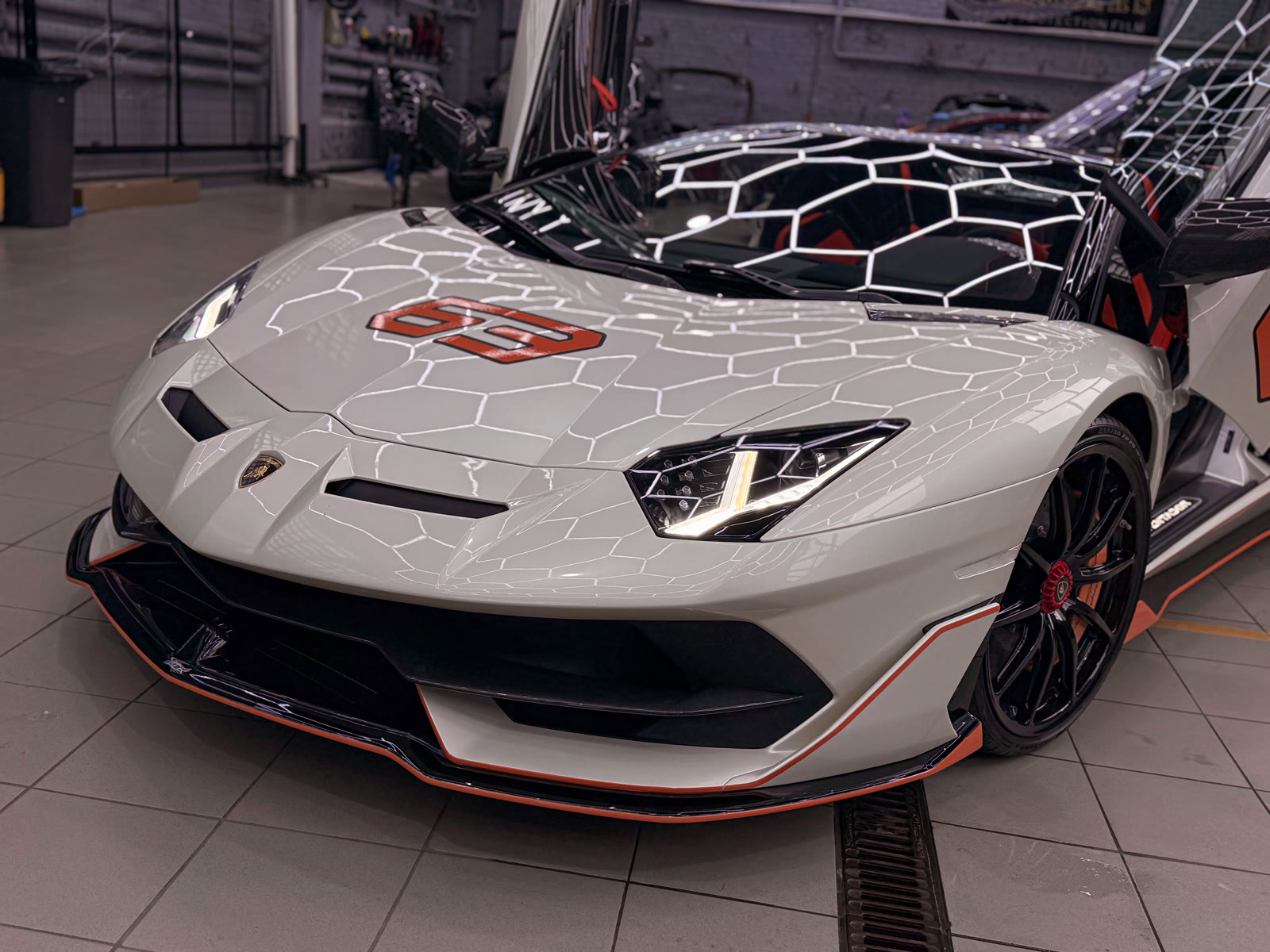 Lamborghini Aventador SVJ 63 после детейлинг-работ вид спереди сбоку