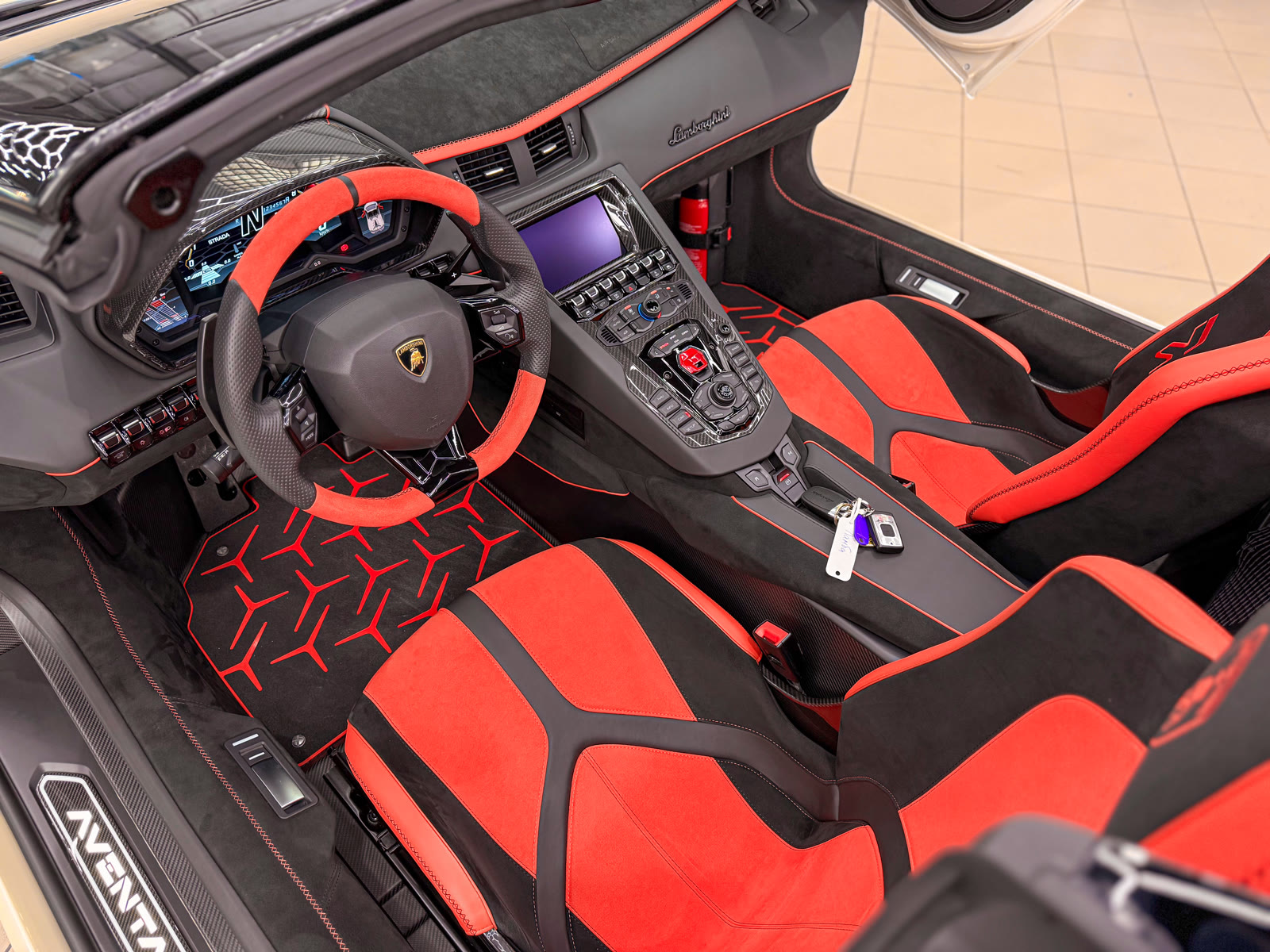 Lamborghini Aventador SVJ 63 после работ с поднятыми дверями