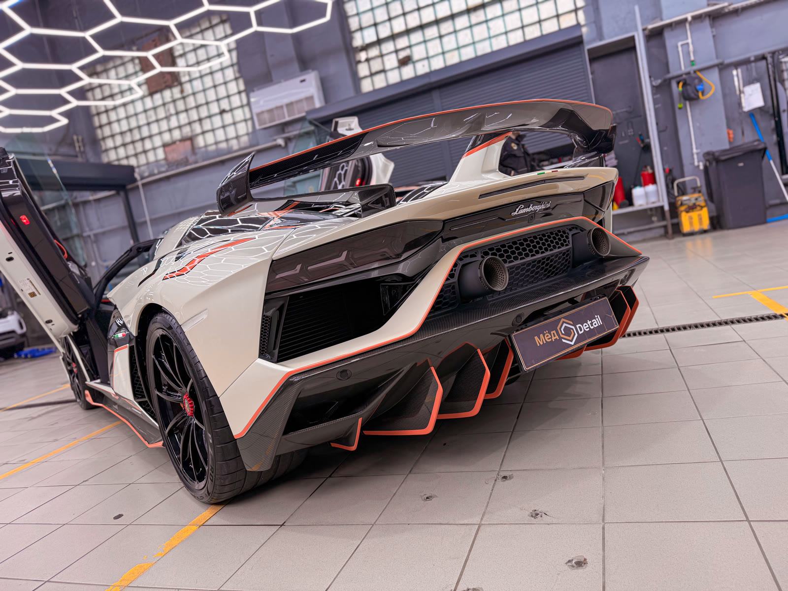 задняя часть Lamborghini Aventador SVJ 63 крупным планом