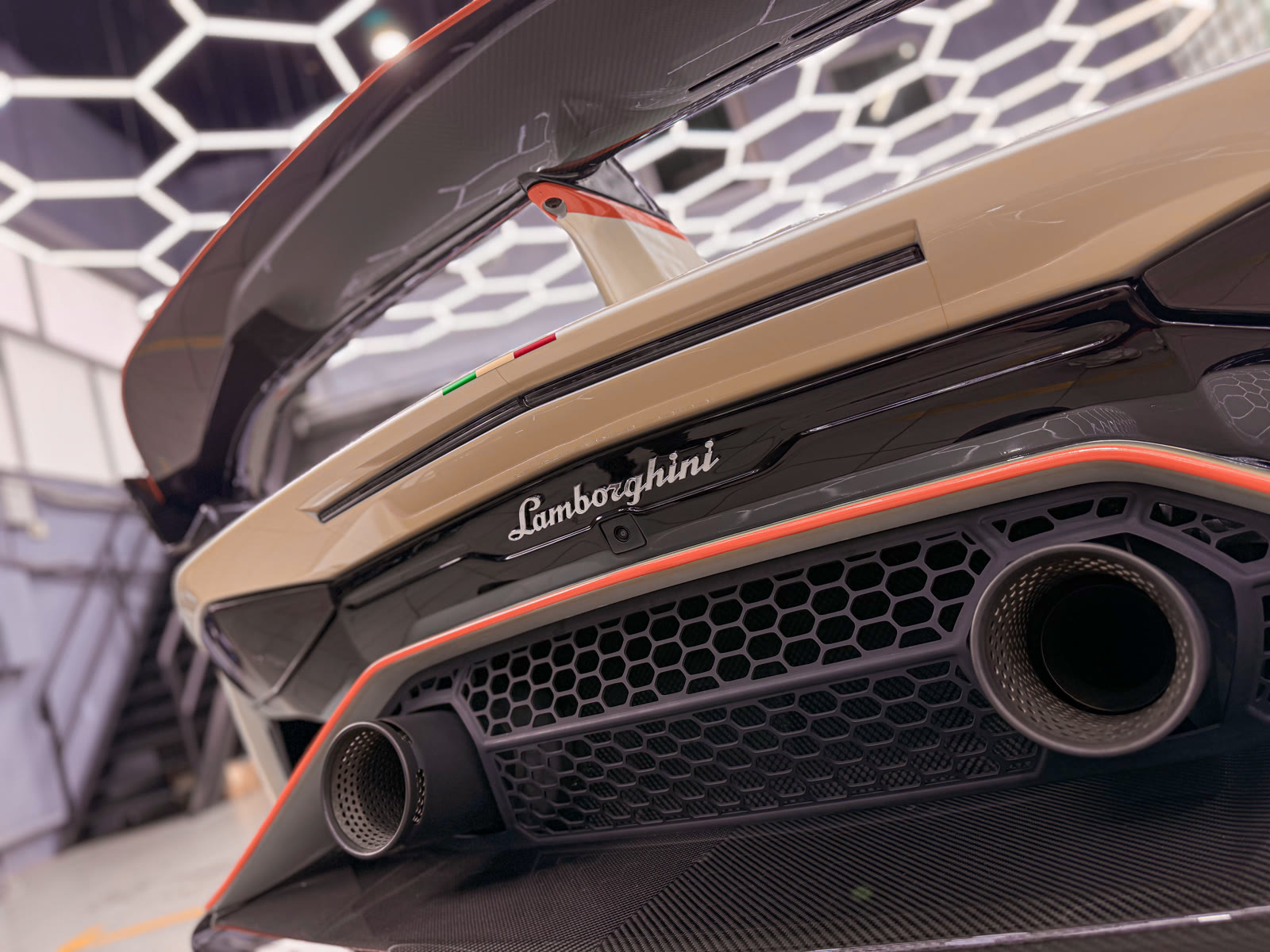 деталь задней части Lamborghini Aventador SVJ 63