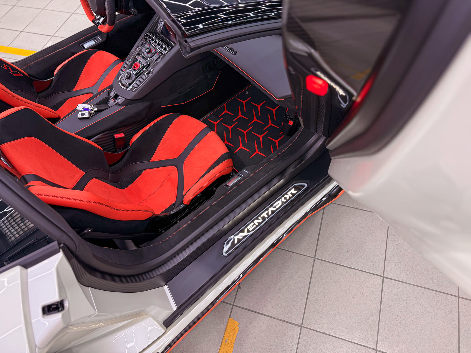 салон Lamborghini Aventador SVJ 63 после химчистки