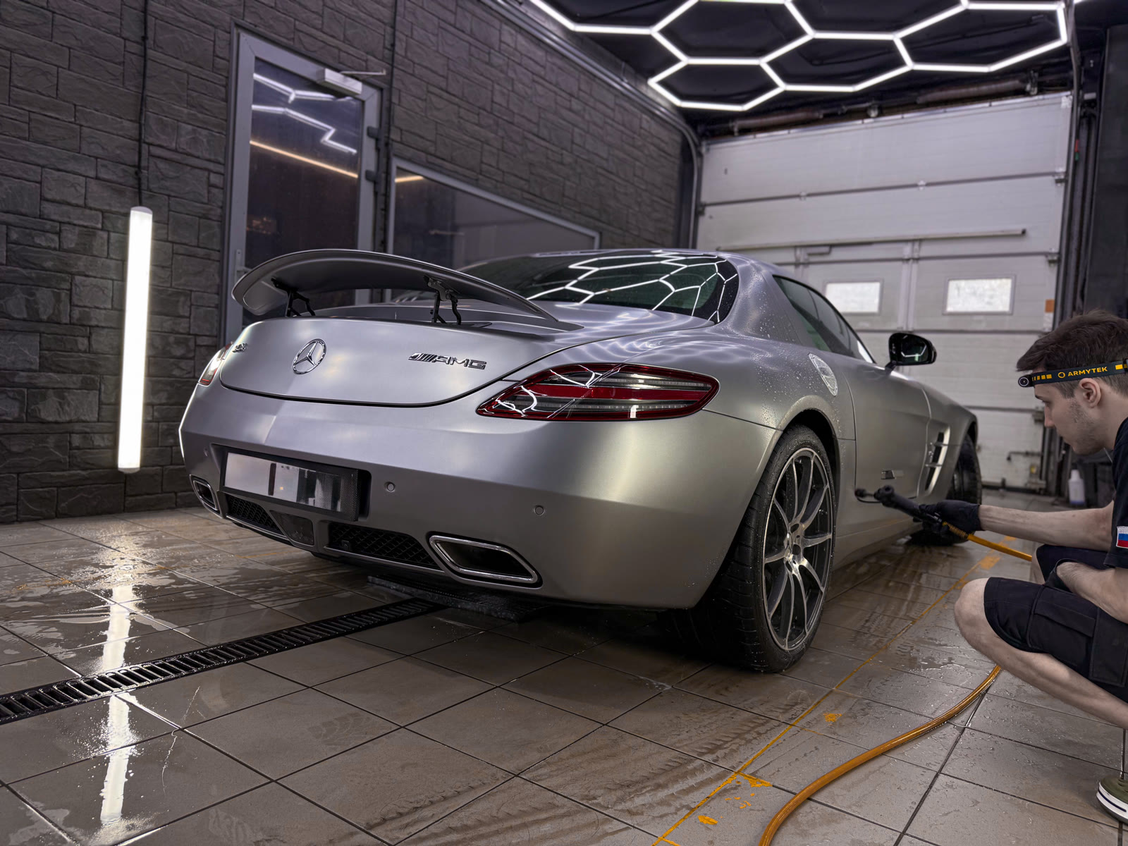 Mercedes-AMG SLS после полной защиты матовой пленкой вид сзади