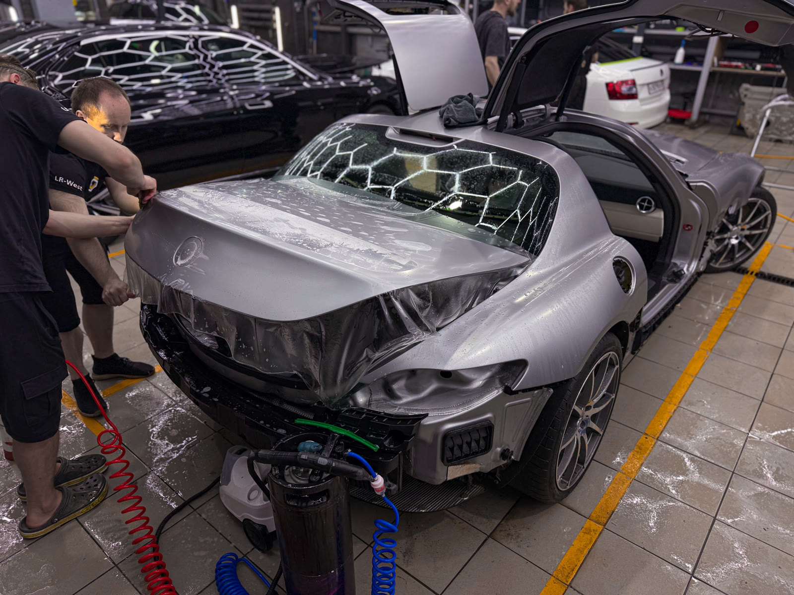 Mercedes-AMG SLS в процессе полной оклейки кузова