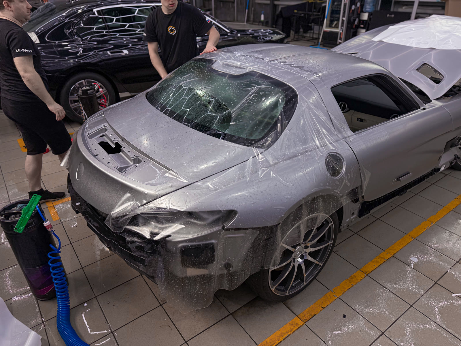 матовая пленка на кузове Mercedes-AMG SLS в процессе установки