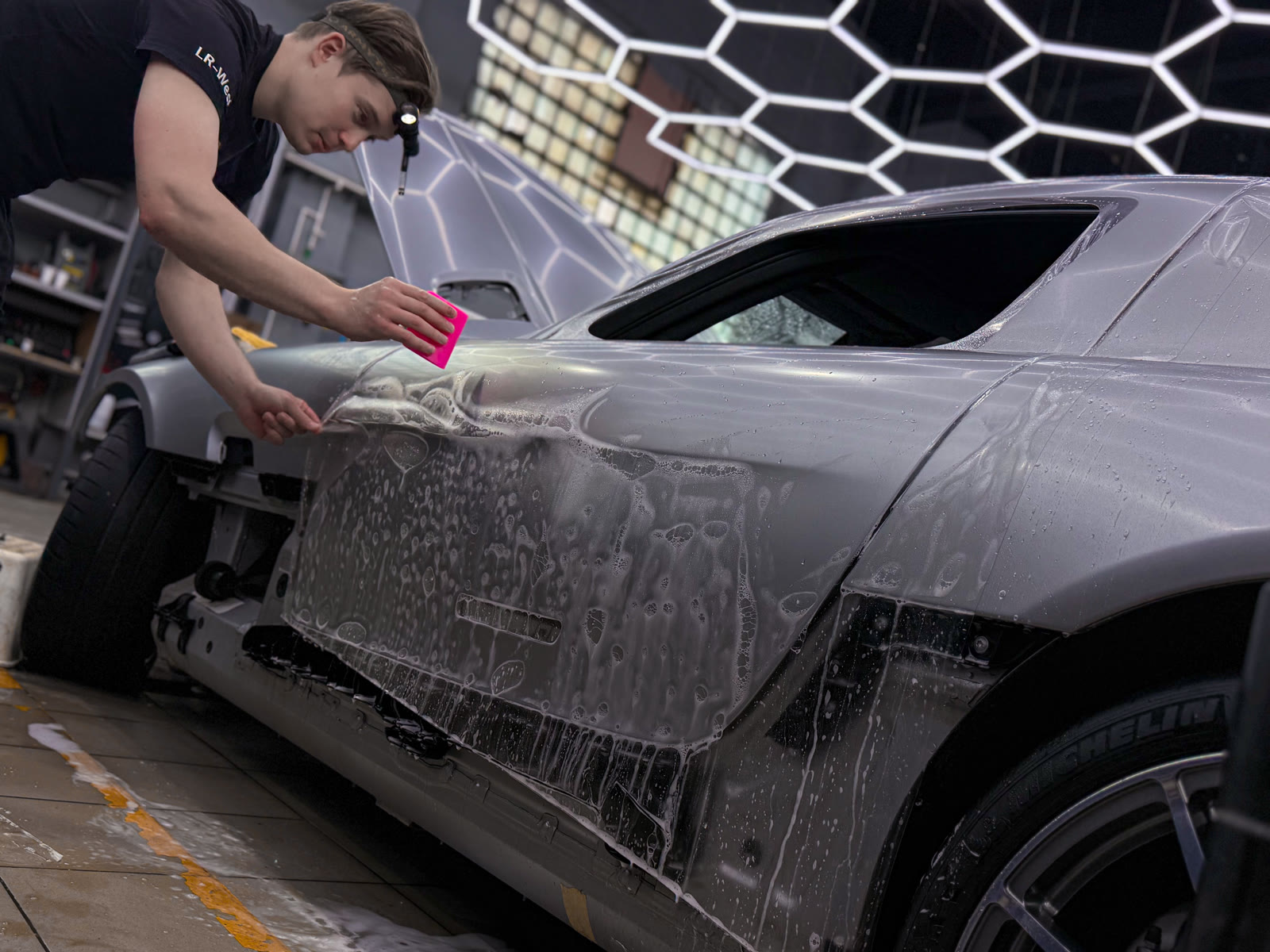 оклейка боковой части кузова Mercedes-AMG SLS матовой пленкой