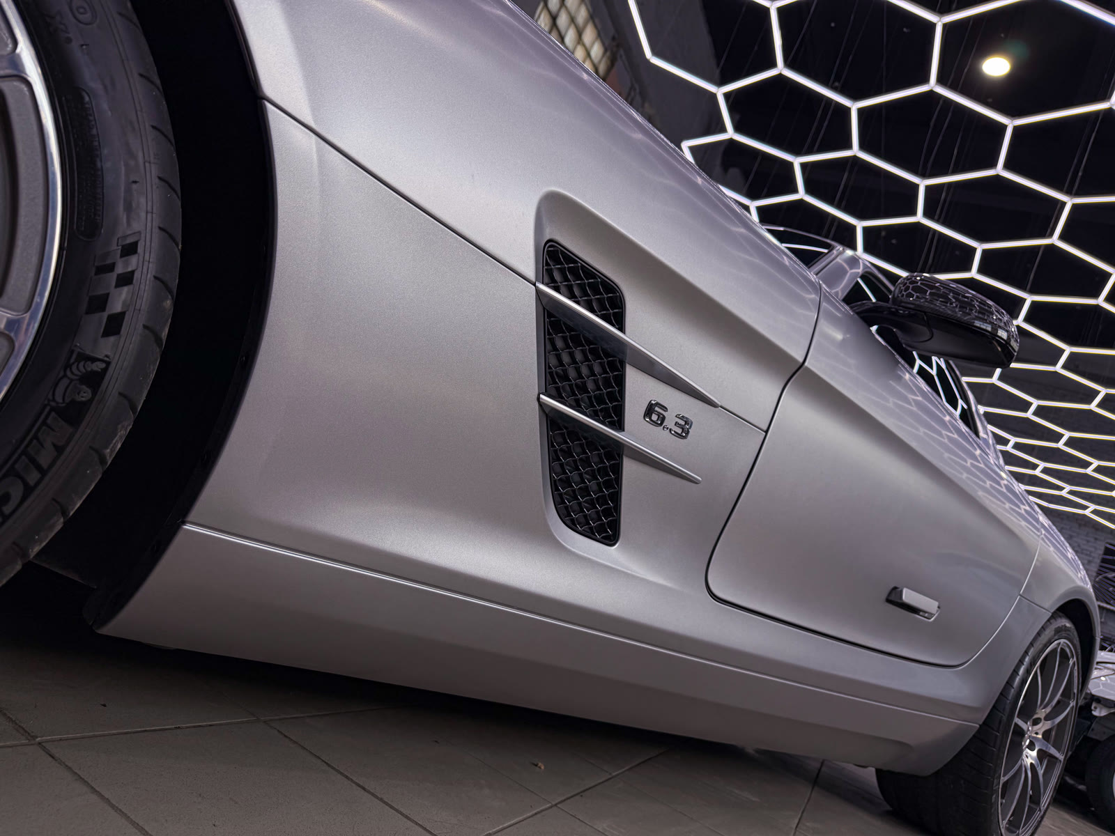 боковая часть Mercedes-AMG SLS и воздуховод с эмблемой 6.3