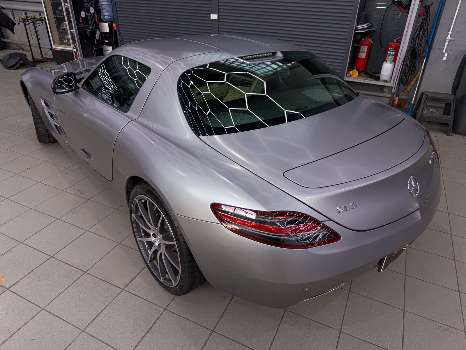 задняя часть Mercedes-AMG SLS после полной оклейки
