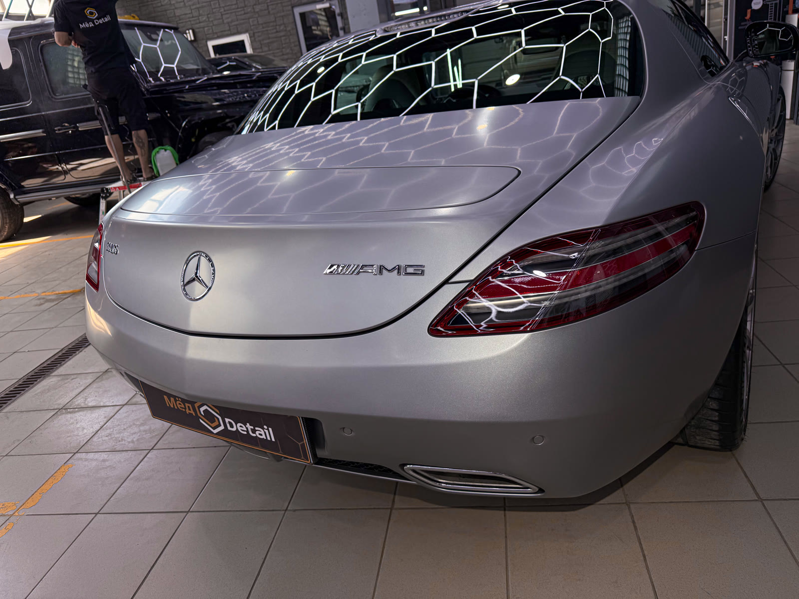 задняя часть Mercedes-AMG SLS с защищенными фонарями